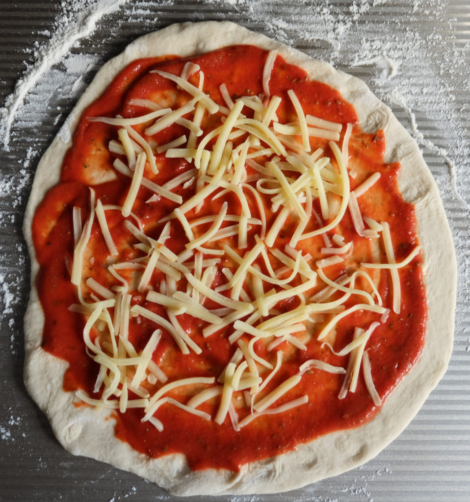 Pizza z sosem pomidorowym i serem