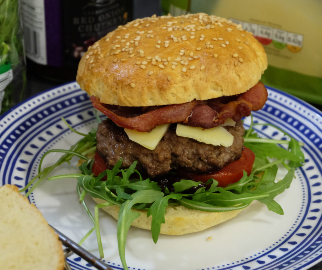 Burger with rocket, red onion chutney, cheddar and bacon