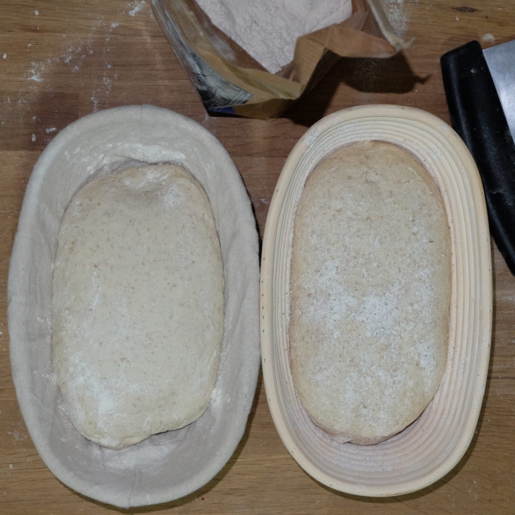 Chleb z Vermont na zakwasie, z dodatkiem mąki pszennej pełnoziarnistej przed wyrastaniem